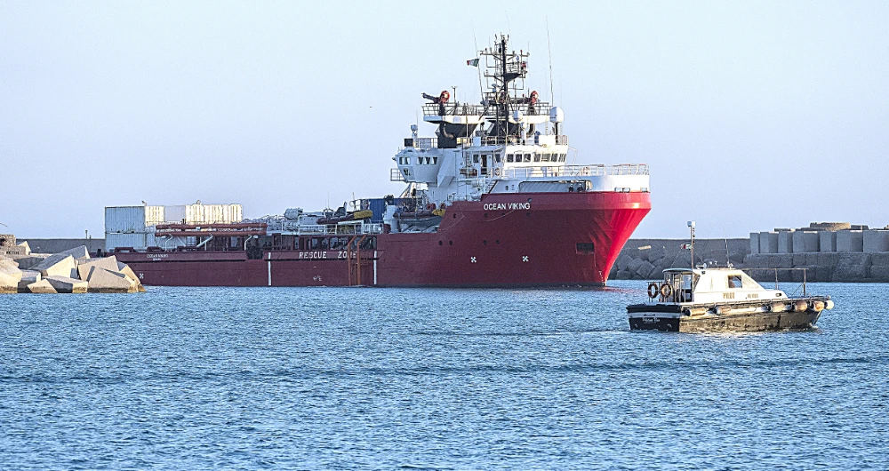 Italy allows rescue ship with 572 migrants to dock