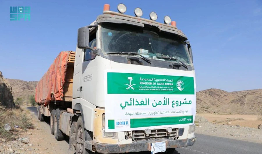 KSrelief distributed 32 tons worth of food baskets in Al-Bayda governorate, benefiting 1,800 people. (SPA)