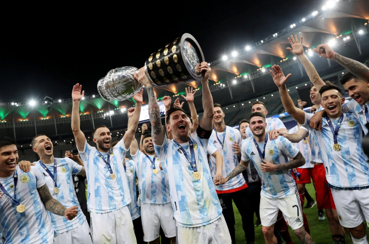 Argentina's Lionel Messi and teammates celebrate winning the Copa America with the trophy on July 10, 2021 at the Estadio Maracana in Rio de Janeiro, Brazil. (REUTERS/Amanda Perobelli)