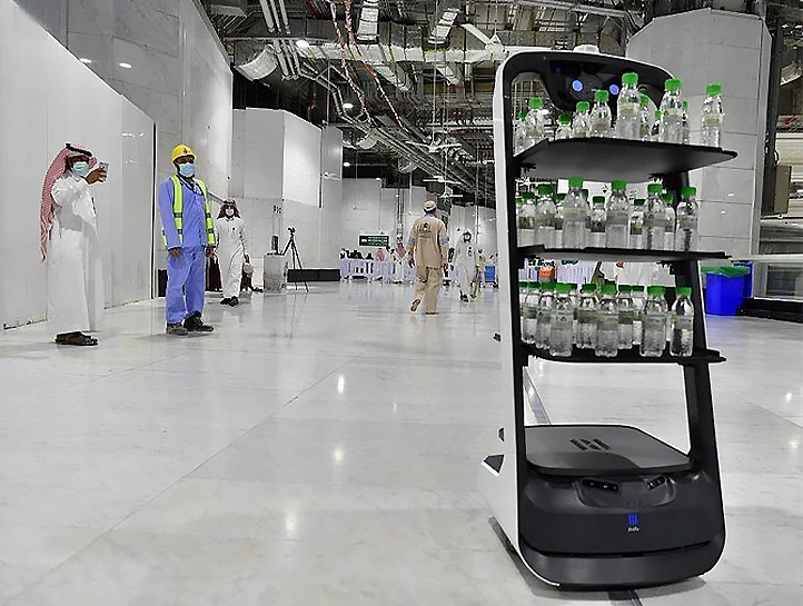 This undated photo shows a smart robot used for the first time at the Grand Mosque in Saudi Arabia's holy city of Mecca, supplying worshippers with bottles of Zamzam water. (Photo courtesy: SPA)