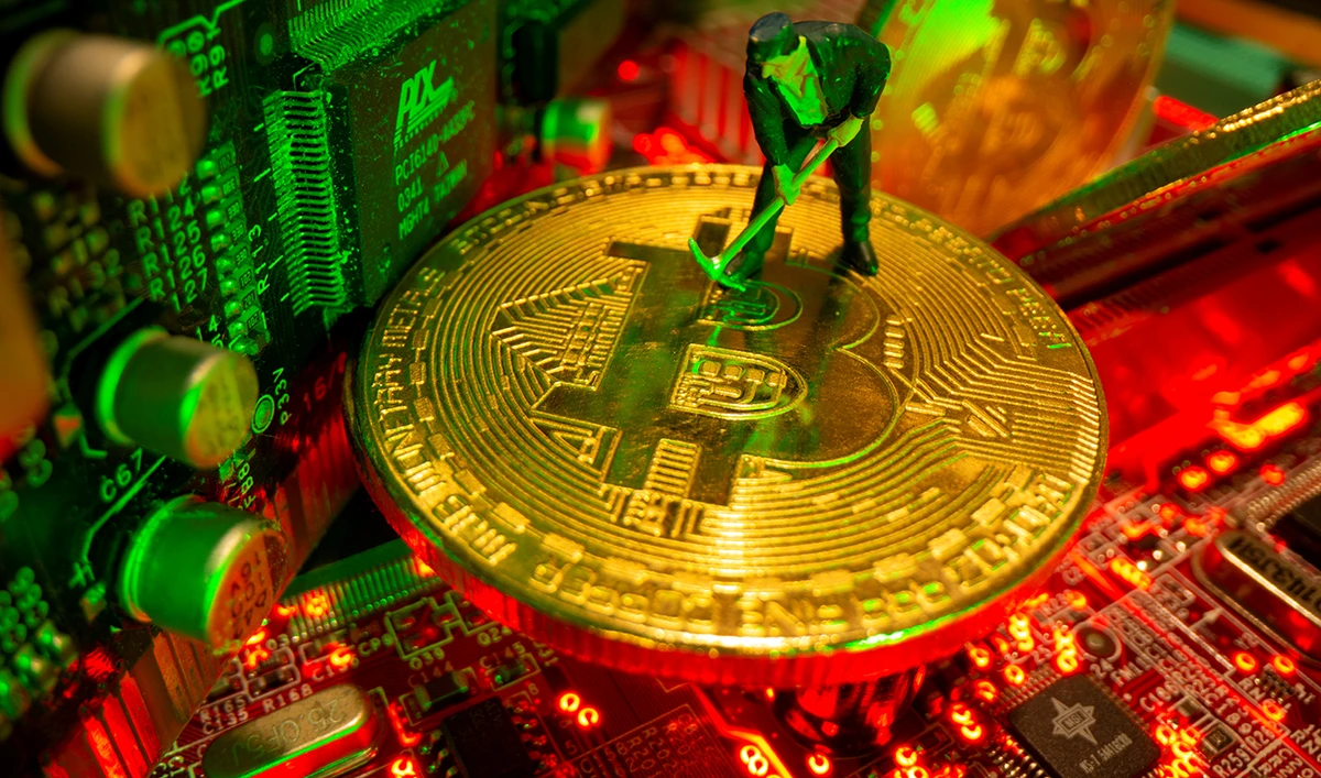 Bitcoin traded higher on Sunday after a volatile week, increasing by 0.4 percent to $33,956 at 6:20 p.m. Riyadh time. (Reuters)