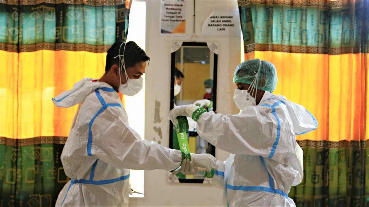 Medical workers in Jakarta suit up to treat coronavirus patients in mid-June. (Reuters)