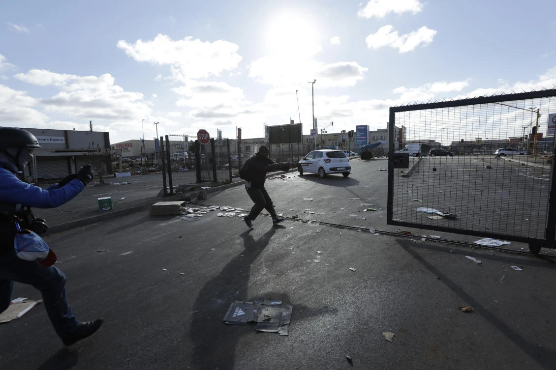Metro police fire at looters at a shopping centre in Vosloorus, near Johannesburg, Tuesday July 13, 2021. (AP)