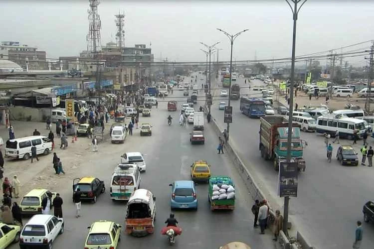 Vehicles move through Faizabad inter-city bus terminal in Rawalpindi, one of the city's ranked most polluted in Pakistan, April 16, 2018. (Thomson Reuters)
