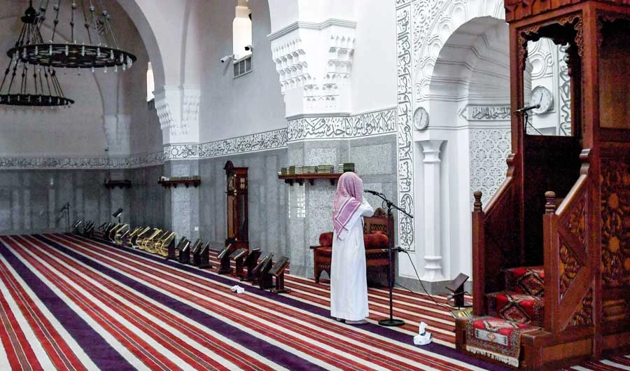 The mosques were reopened after cleaning measures were completed. (SPA)