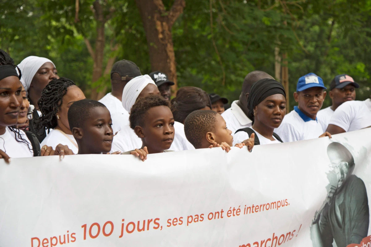 Friends and family of journalist Olivier Dubois, who was kidnapped in northern Mali on April 8, gather for a solidarity march in Bamako on July 17, 2021. (AFP / ANNIE RISEMBERG)
