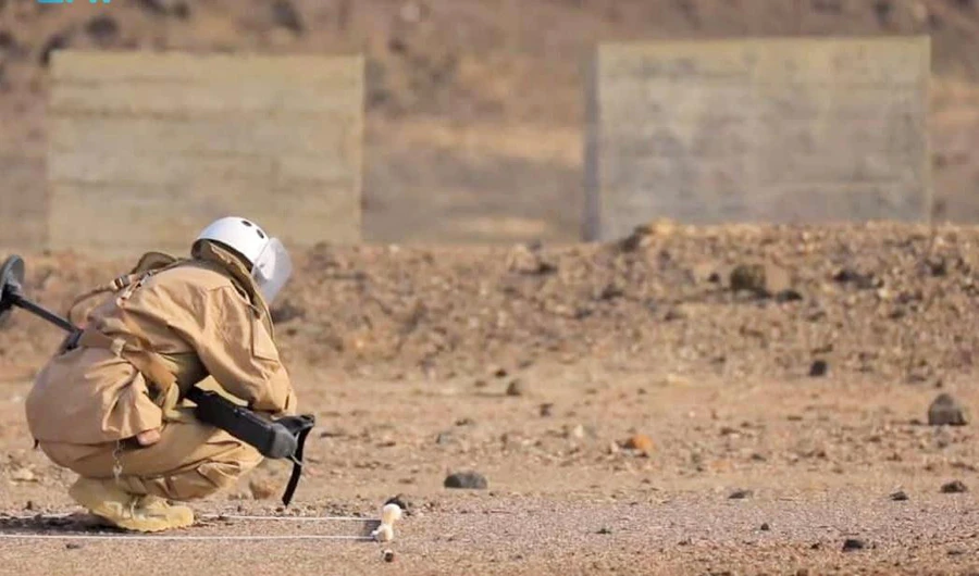 Saudi and international experts are removing mines planted by the Houthi militia in Yemeni regions. (SPA)