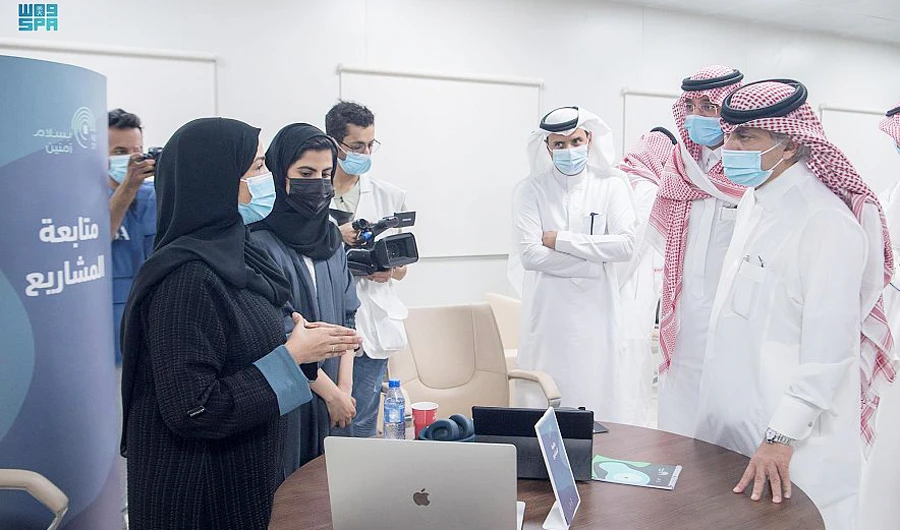 The minister was shown around the 24-hour Hajj virtual media center. (SPA)