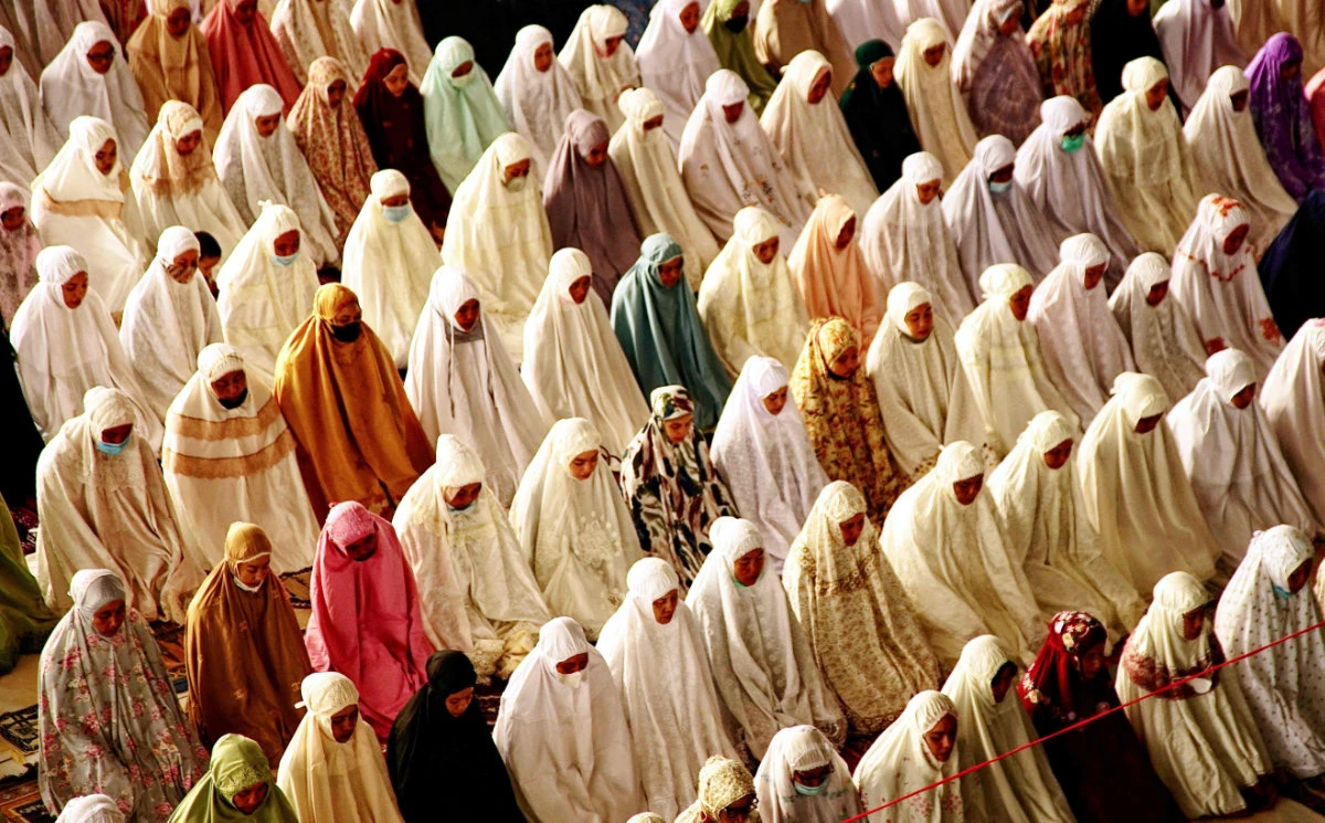 Coronavirus prevention protocols appear to be forgotten as worshippers attend prayers at the Islamic Centre Mosque to mark Eid al-Adha in Lhokseumawe, Aceh, on July 20, 2021. (AFP)k