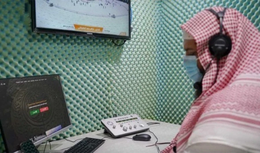 A translator translates the Hajj sermon (delivered in Arabic) in Arafat, Saudi Arabia on July 19, 2021. (SPA)