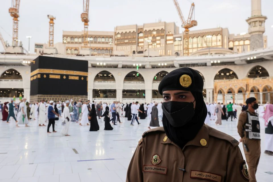A Saudi police female officer stands guard as pilgrims perform final Tawaf during the annual Haj pilgrimage, in the holy city of Mecca, Saudi Arabia July 20, 2021. (REUTERS)