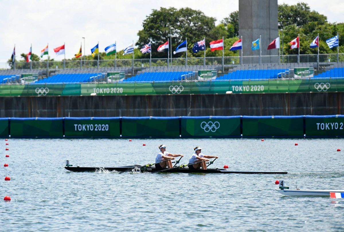 Rowers Hannah Osborne and Brooke Donoghue of New Zealand in action as they approach the finish line to win their heat. (REUTERS/Piroschka Van De Wouw)
