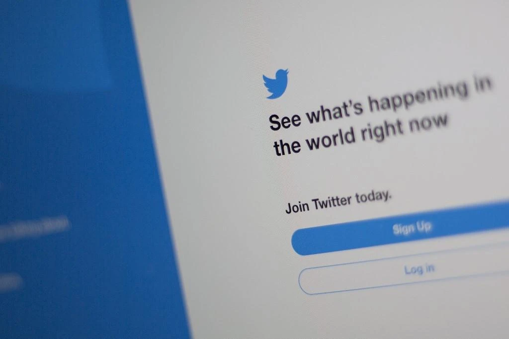 Twitter beats revenue targets with ad improvements, shares jump 7 percent