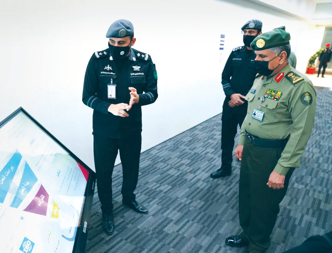 Saudi passports chief visits 911 operations center in Makkah