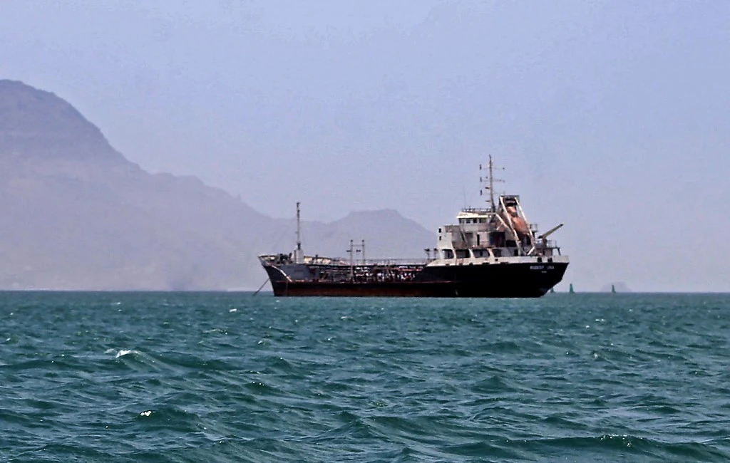 An abandoned oil tanker, at risk of sinking due to poor maintenance, is anchored off Yemen's southern port city of Aden on July 21, 2021. (File/AFP)