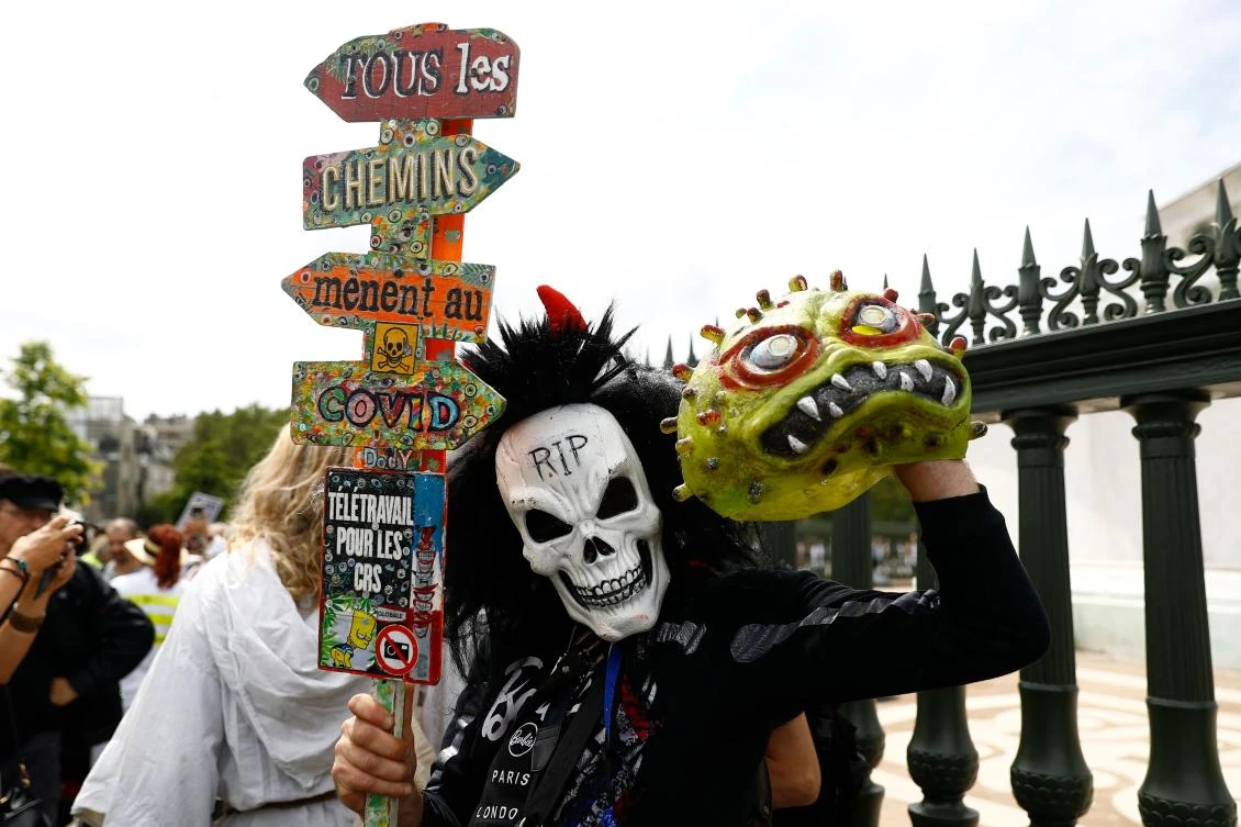 Far-right and others march against French virus rules