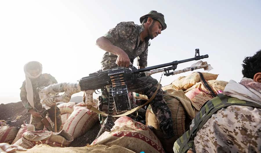 A Yemeni fighter backed by coalition prepares to fire his weapon during clashes with Houthi rebels on the Kassara frontline near Marib, Yemen. (AP file photo)