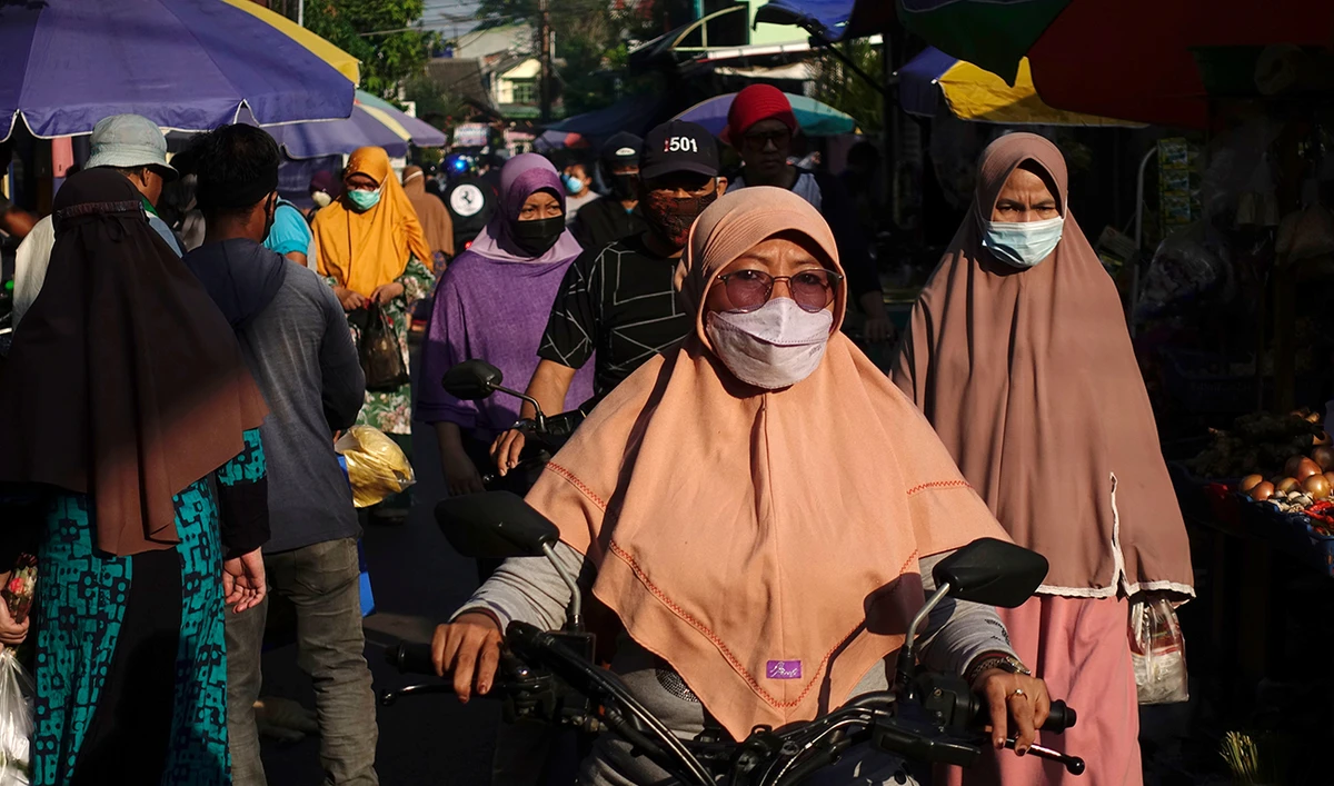 People wearing protective masks are pictured as they shop at a traditional market as government eases the emergency restrictions amid the coronavirus disease (COVID-19) pandemic in the capital of Jakarta, Indonesia, July 26, 2021. (Reuters)