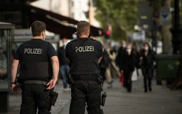 Illustrative: Police officers of Germany's Federal Police patrol a popular shopping street in Berlin, October 24, 2020. (STEFANIE LOOS / AFP)