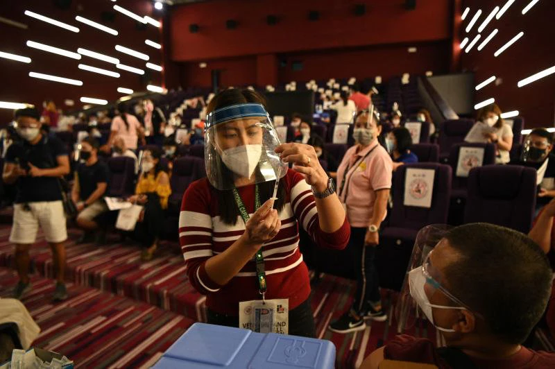 Long queues at vaccination centers in the Philippines show demand is high and health authorities are struggling to meet it. (AFP photo)