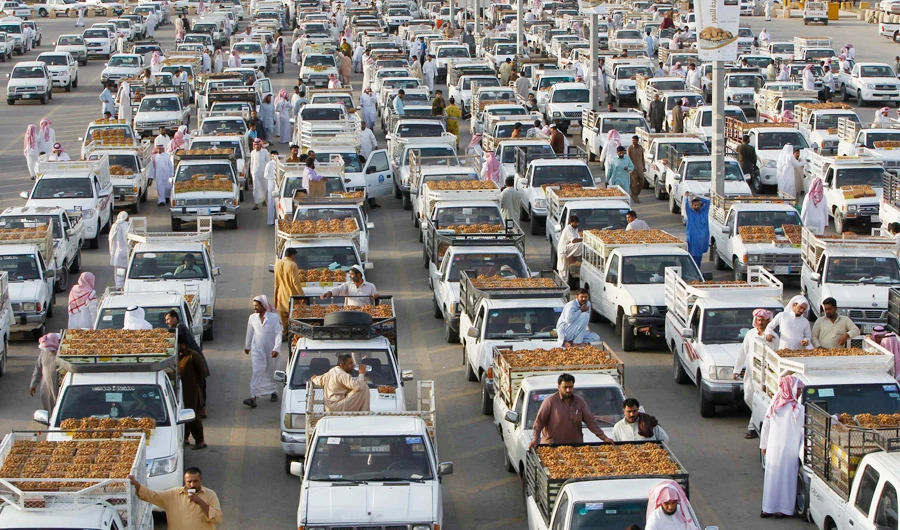 Customers browse from vehicles with dates laid out for sale during the Festival of Dates at Buraidah, north of Riyadh. (REUTERS file photo)