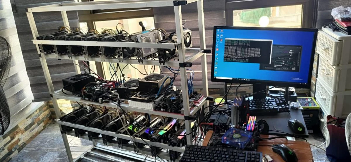 Mining rigs at a gaming-turned-mining-lounge in Beirut. (Arab News/Maysaa Ajjan)