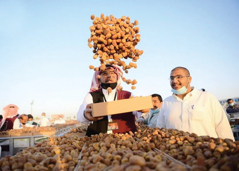 Saudi date auction in Unaizah opens with a tour of classic cars