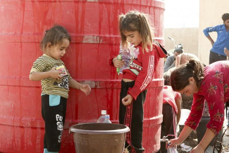 UNICEF distributes water to towns and villages affected by the disruption in supply from Allouk Water Station. (UNICEF)