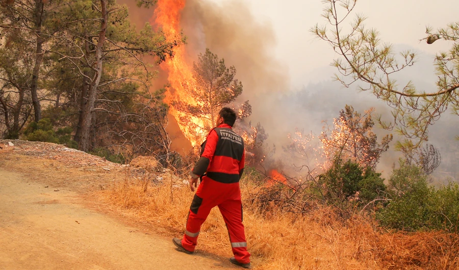 Fire crews battle Turkish wildfires at holiday destinations