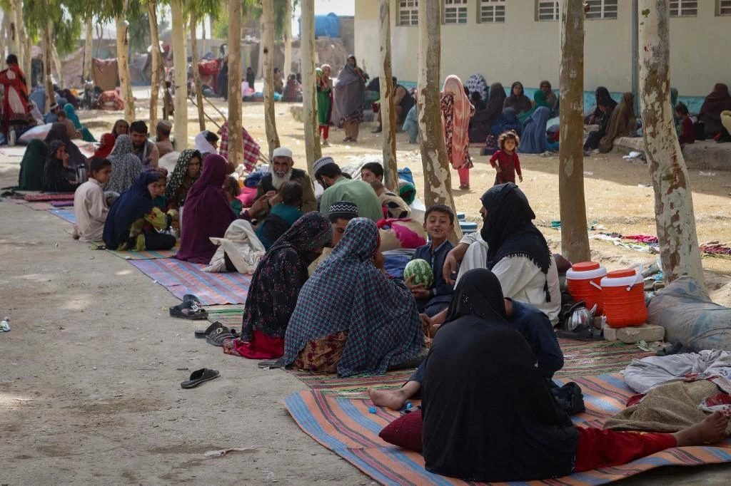 Internally displaced families, who fled due to the ongoing battle between Taliban fighters and Afghan security forces, arrive at a refugee camp in Kandahar on July 27, 2021. (AFP)