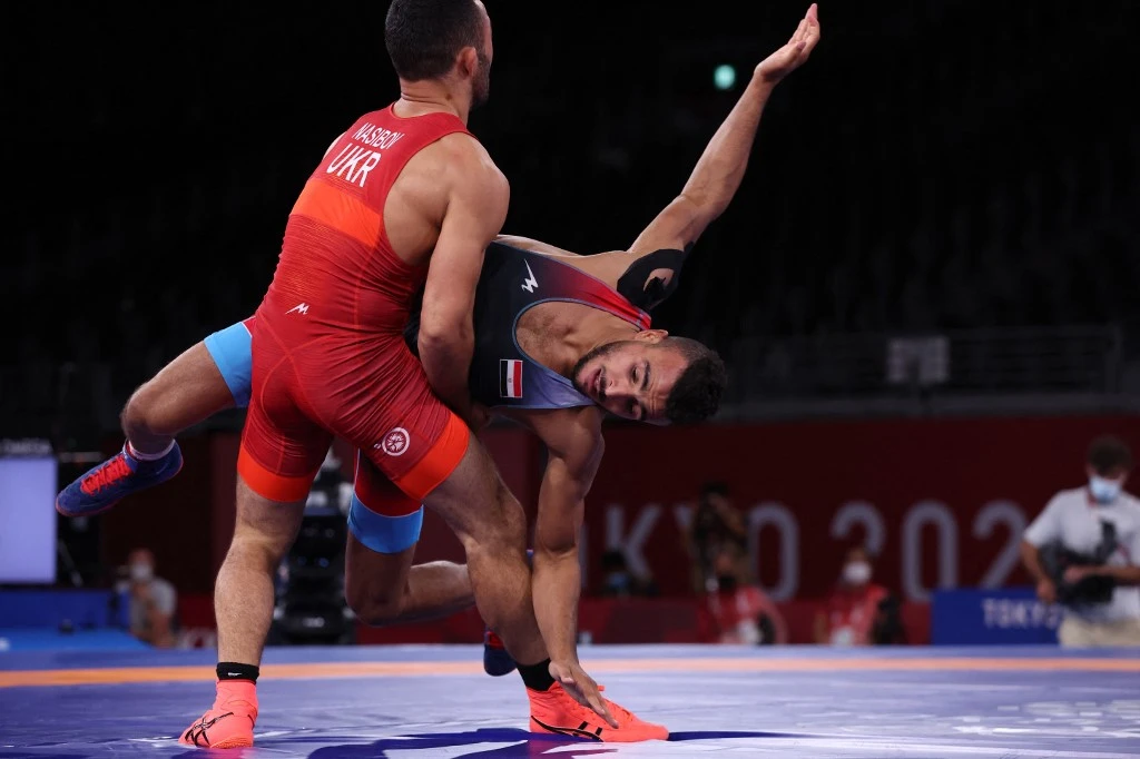 Ukraine’s Parviz Nasibov, red, wrestles Egypt’s Mohamed Ibrahim Elsayed in their men’s greco-roman 67kg wrestling semi-final match during the Tokyo 2020 Olympic Games. (AFP)