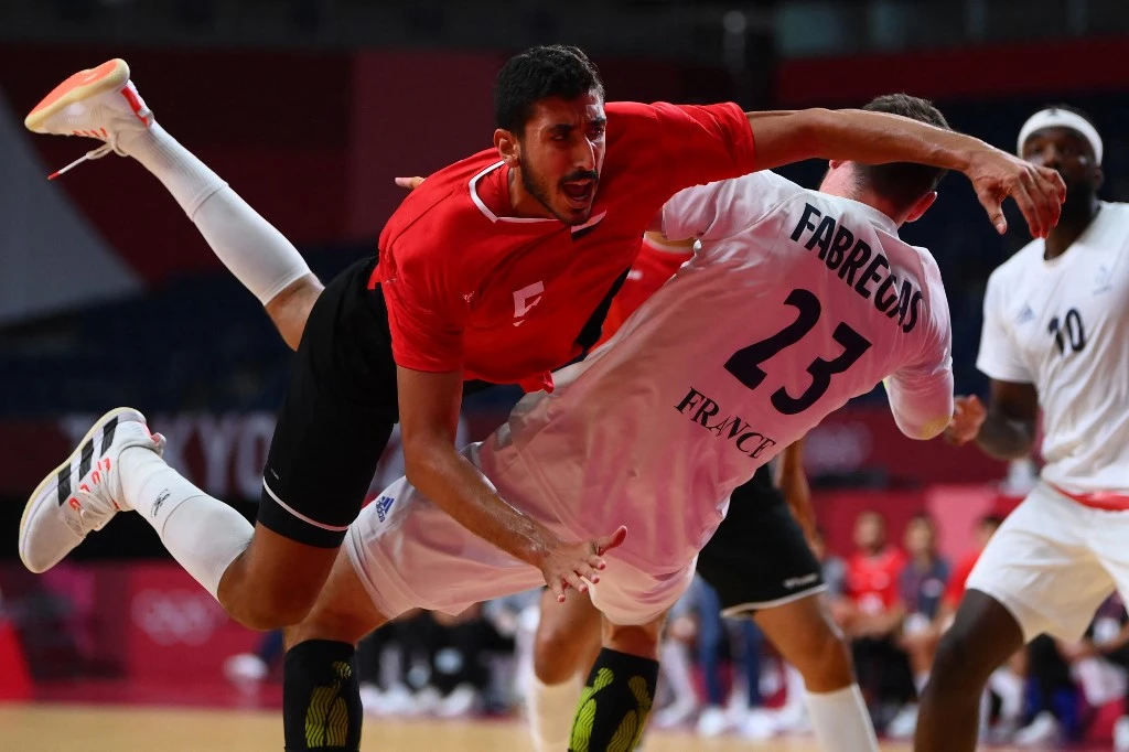 Egypt’s Yahia Omar shoots during the men’s semifinal handball match between France and Egypt of the Tokyo 2020 Olympic Games on Aug. 5, 2021. (AFP)