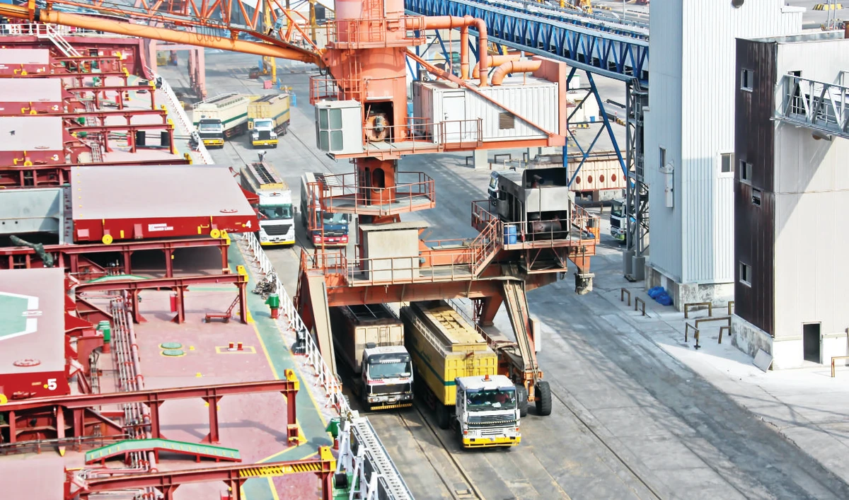 Transshipment of containers and other cargoes at Saudi ports has seen growth during the first half of this year, reflecting the Kingdom’s economic recovery from the COVID-19 pandemic. (Shutterstock)