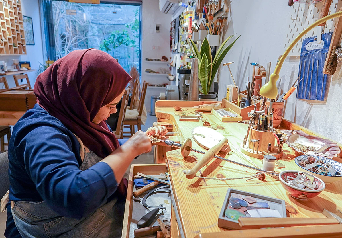 Saudi artist and jeweler Ayat Dahi at work. (AN photo by Huda Bashatah)