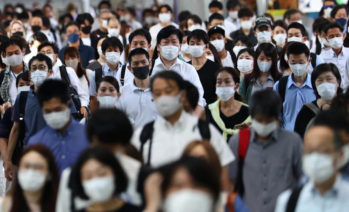 Commuters wearing protective masks amid the coronavirus disease (COVID-19) outbreak make their way at Shinagawa station in Tokyo, Japan, July 28, 2021. (Reuters)