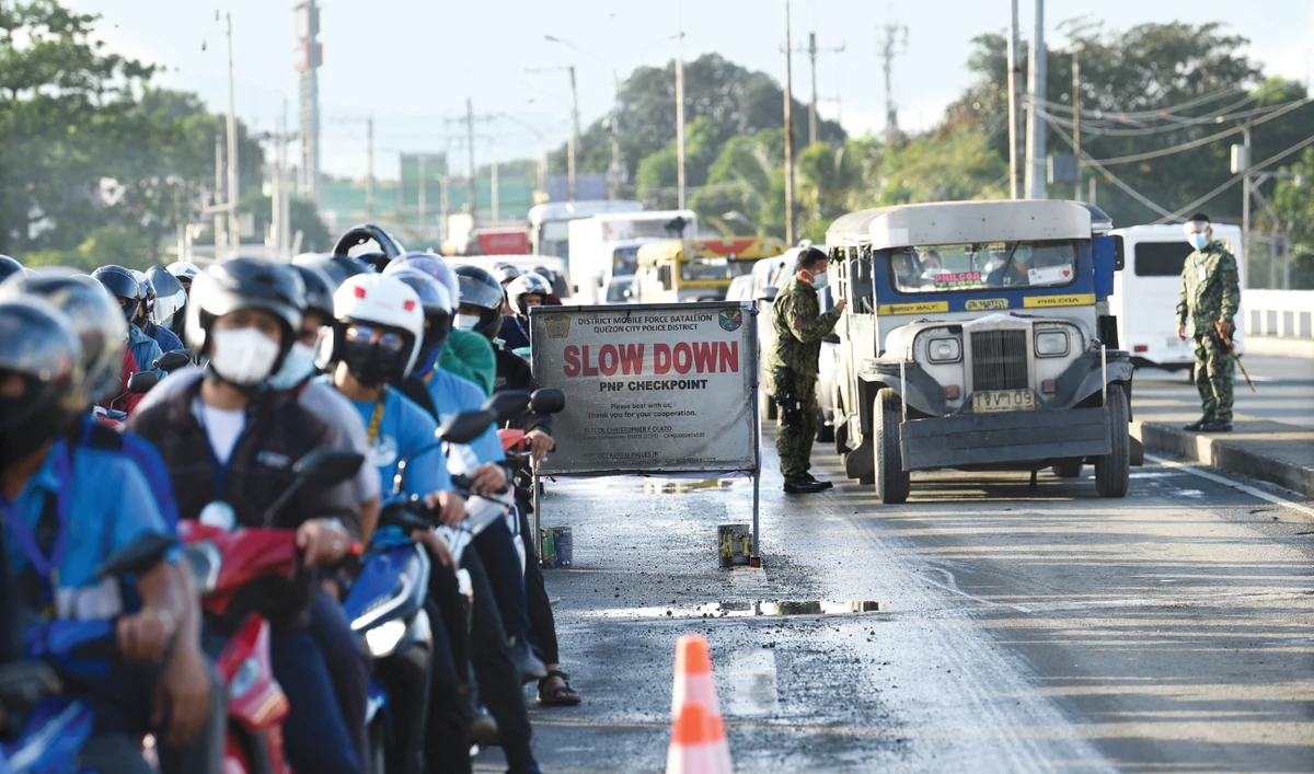 Motorists traveling from nearby province of Rizal at a border checkpoint in Quezon City on Friday, after a lockdown to slow the spread of delta variant. (AFP)