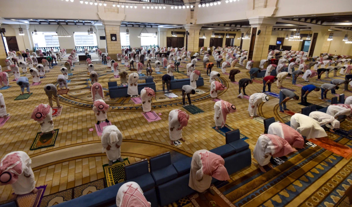 Saudi Muslims worshippers observe a safe distance as they perform noon prayer at Al-Rajhi mosque in the capital Riyadh. (AFP file photo)