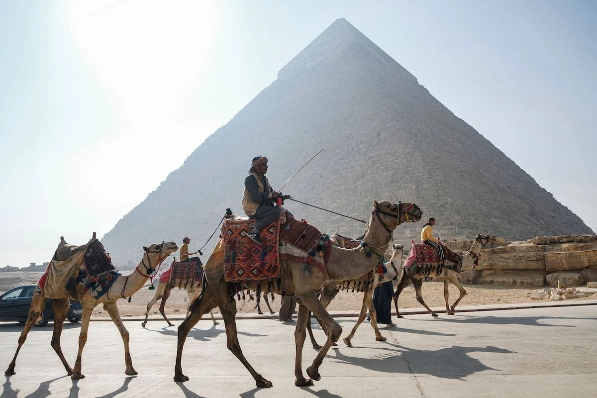 Nabil Hussein, a tourism expert, said the return of Russian tourism to the cities will result in the return of trained workers to the tourism sector, raising Egypt’s tourism classification. (AFP/File Photo)