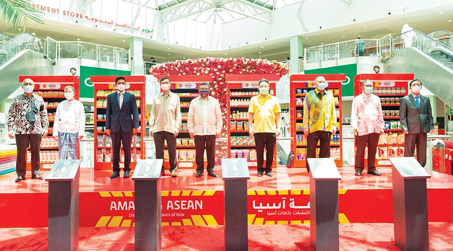 Ambassadors of the eight ASEAN countries represented in the promotion visited LuLu Hypermarket in Riyadh Avenue Mall.
