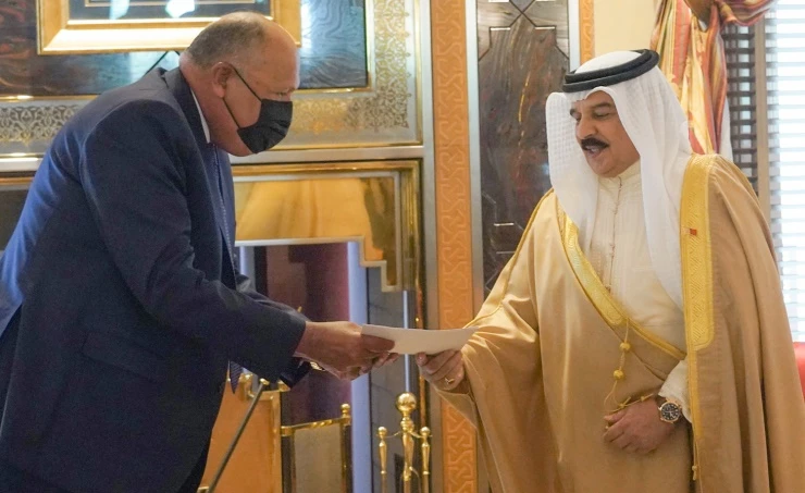Bahrain’s King Hamad receives Egyptian Foreign Minister Sameh Shoukry in Manama. (BNA)