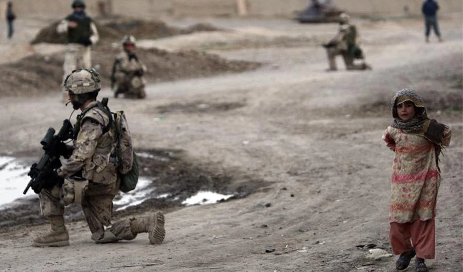 Canadian soldiers of NATO-led coalition take positions during patrol in stronghold of Panjwaii in Kandahar province, southern Afghanistan, April 2009. (REUTERS)