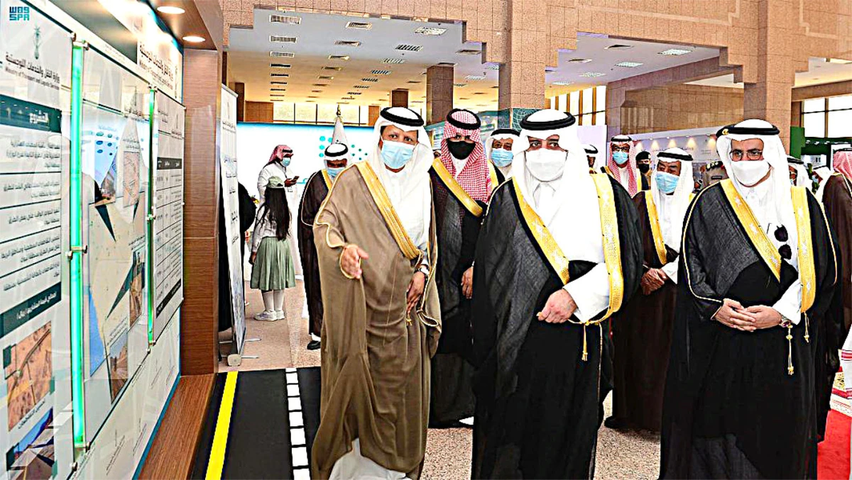 Tabuk Gov. Prince Fahd bin Sultan, chairman of the region’s Tourism Development Council, is being briefed about development projects in the city. (SPA)