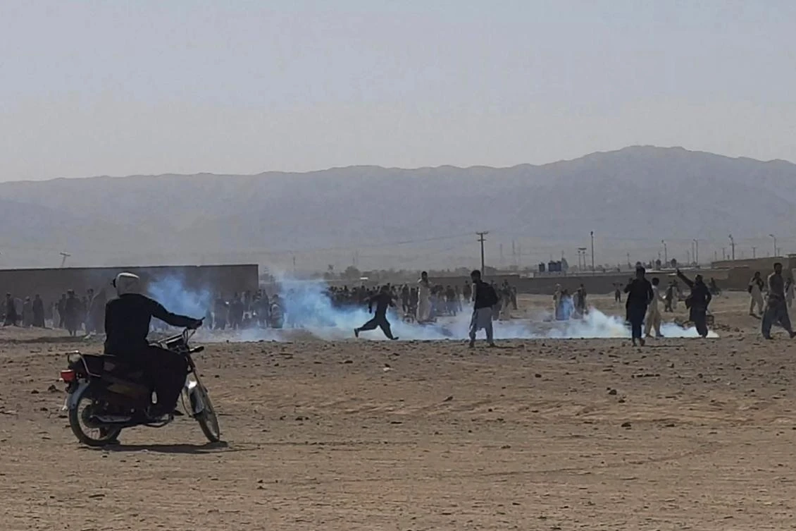 Stranded people disperse after Pakistani security forces fired teargas while they were waiting for the reopening of a border crossing point which was closed by the authorities on August 12 after Taliban took control of the Afghan border. (AFP)