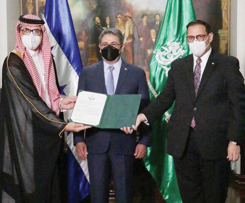 Haitham bin Hassan Al-Maliki, Saudi Arabia's Ambassador to Honduras, presenting his credentials to President Juan Orlando Hernandez Alvarado. (SPA)