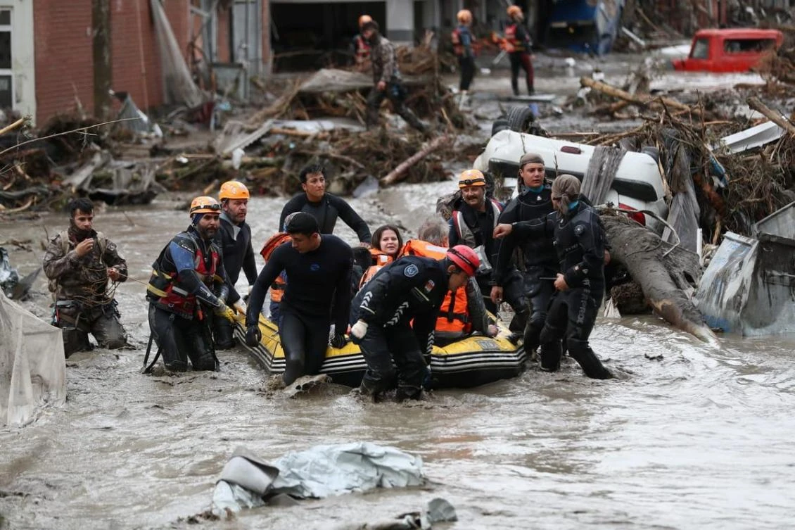 Search and rescue team members evacuate locals during flash floods which have swept through towns in the Turkish Black Sea region, in Bozkurt, a town in Kastamonu province, Aug. 12, 2021. (File/Reuters)