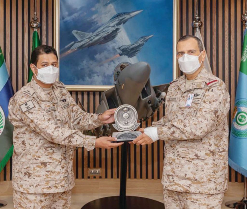 Maj. Ali bin Dhafer Al-Qarni receiving his second Perfection Medal from Saudi air force chief Lt. Gen. Turki bin Bandar bin Abdul Aziz. (SPA)