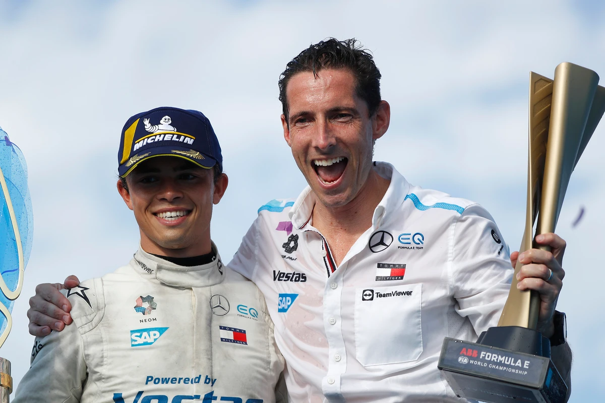 Nyck de Vries celebrates his title wins with Ian James, Mercedes-EQ Formula E Team Principal. (LAT Images)