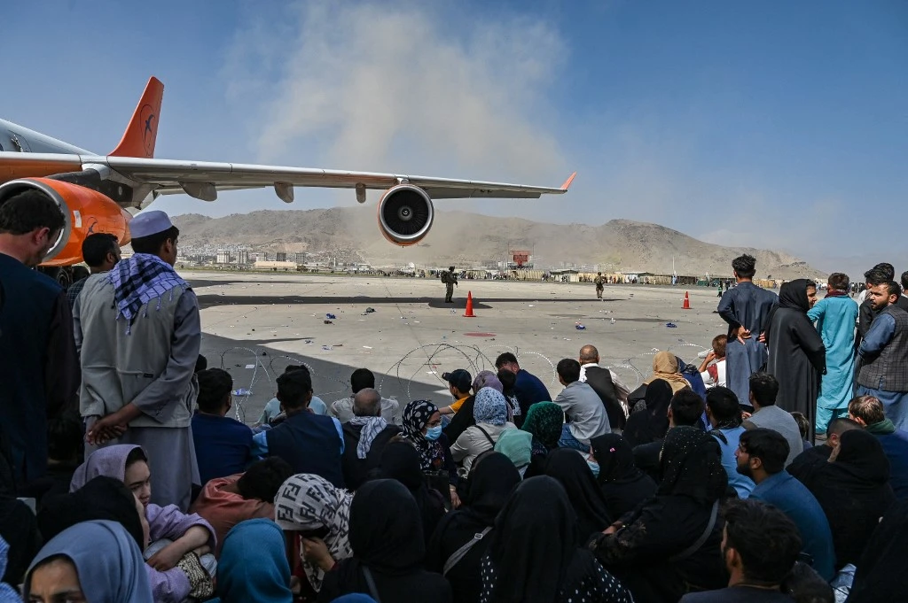 Hordes of panicked crowds overran the Hamed Kharzai international airport in Kabul, affecting commercial flights in the ensuing confusion and chaos. (AFP)