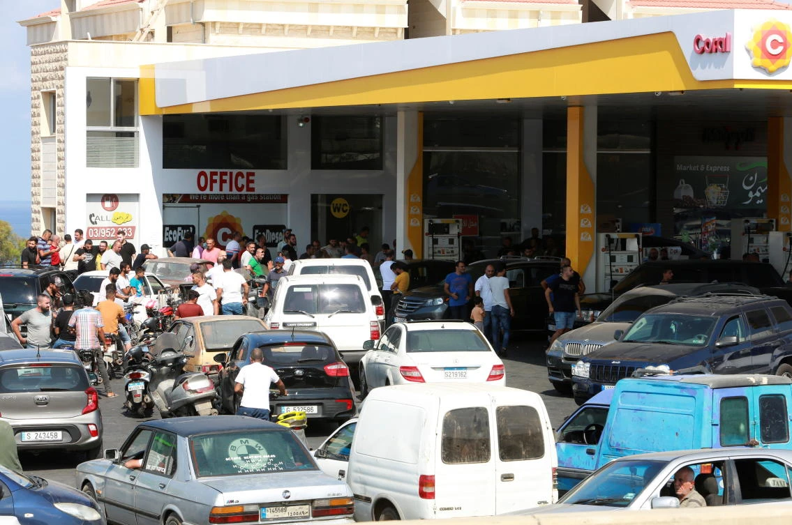 Motorbike and car drivers wait to get fuel at a gas station, after the central bank decided to effectively end subsidies on fuel imports, in Damour, Lebanon, August 13, 2021. REUTERS/Aziz Taher