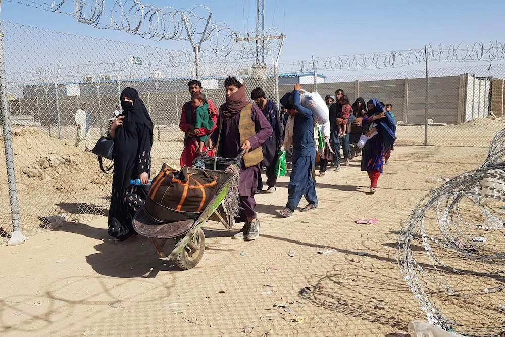 Afghan nationals cross the border into Pakistan at the crossing in Chaman on August 18, 2021. (AFP)